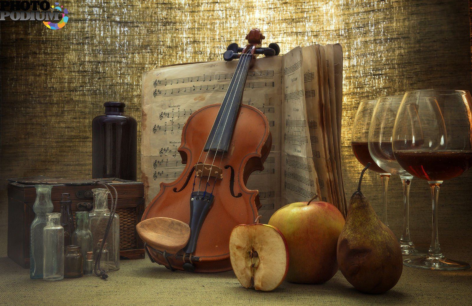 Постановка скрипки. Пикассо натюрморт с гитарой 1922. Натюрморт с музыкальными инструментами. Натюрморт со скрипкой.
