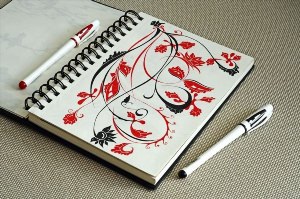 Рисунки красной ручкой в скетчбуке