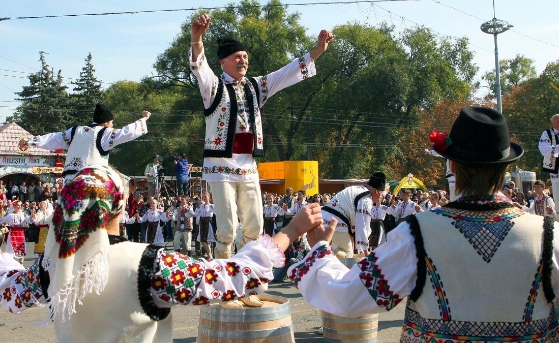 Национальный день человека ростом. Национальный день вина Молдавии. Национальный праздник молдаване. Молдавия праздник виноделия. Молдавский праздник в Кишиневе.