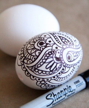 Рисунок на яйце фломастером