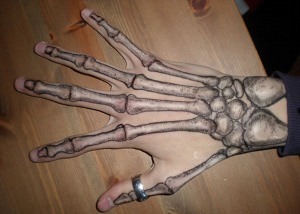 Рисунок скелета руки хной