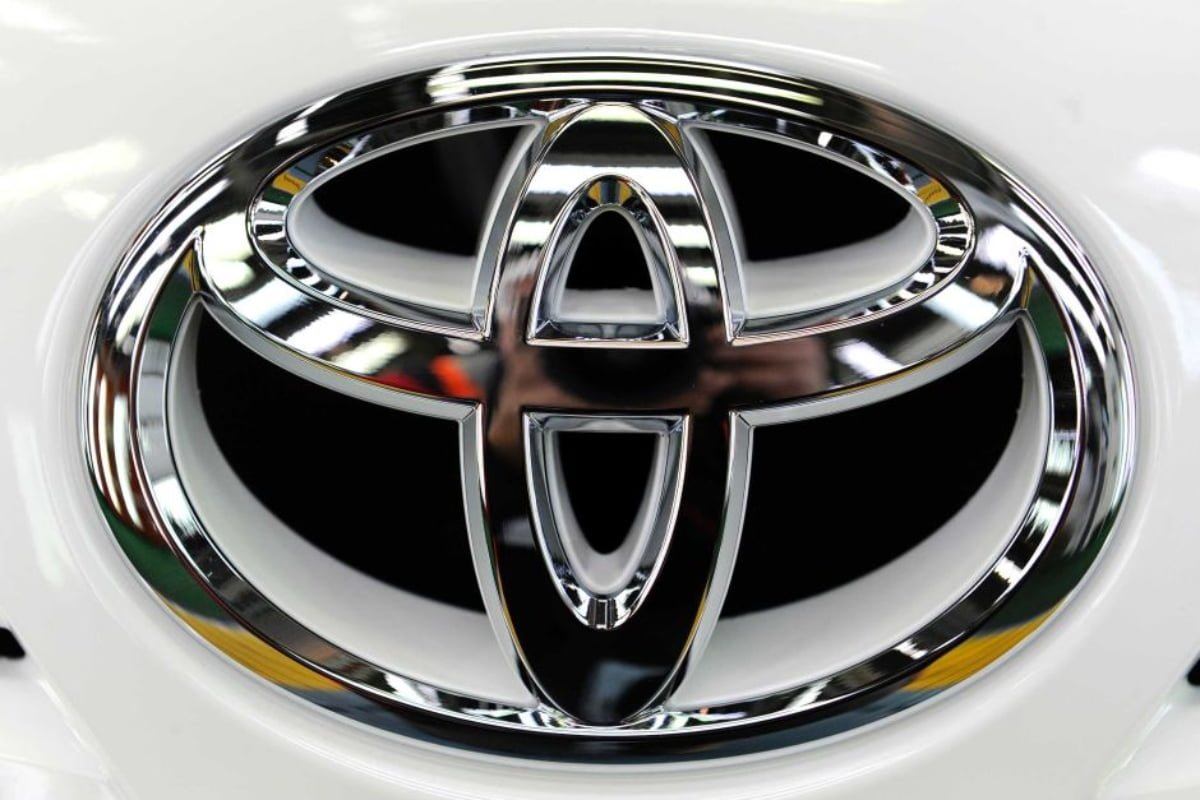 Знак тойоты машины. Toyota Emblem. Тойота альфард знак. Знаки значки Тойота. Тойота с гербом спереди.