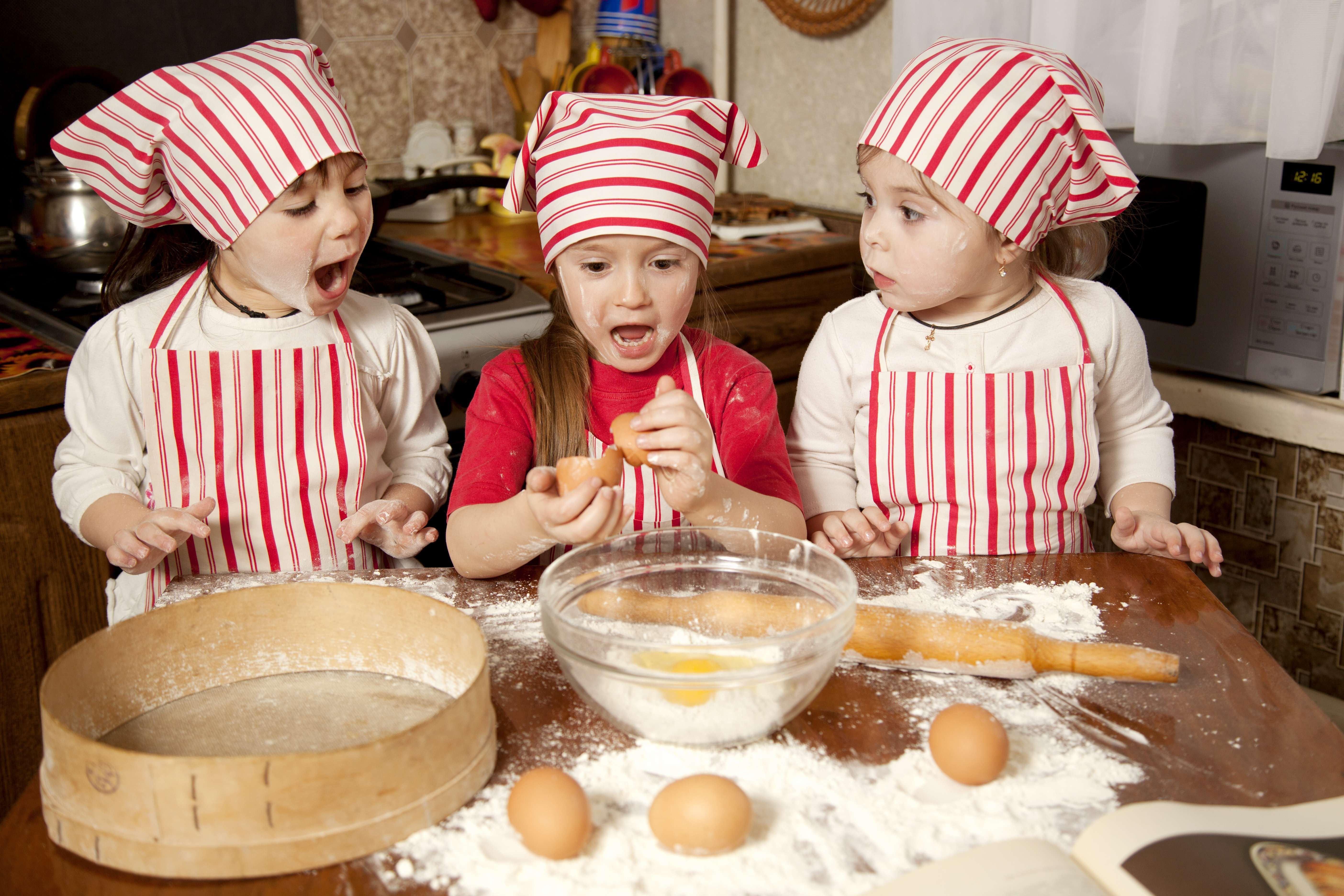 Готовить еду пирог. Кулинарные мастер классы для детей. Мастер класс по выпечке для детей. Мастер класс для детей кулинария. Мастер класс выпечка для детей.